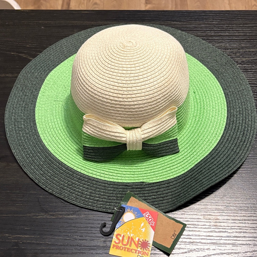 D&Y Hat in Green and Cream with Bow